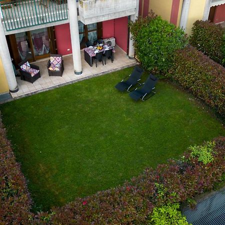 Oleandro Apartment - Featuring A Private Garden And Access To 5 Pools 데센자노델가르다 외부 사진