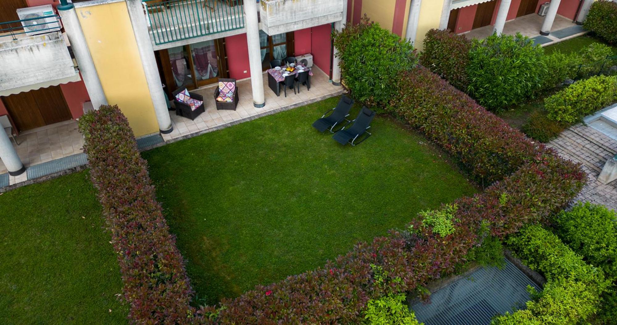 Oleandro Apartment - Featuring A Private Garden And Access To 5 Pools 데센자노델가르다 외부 사진
